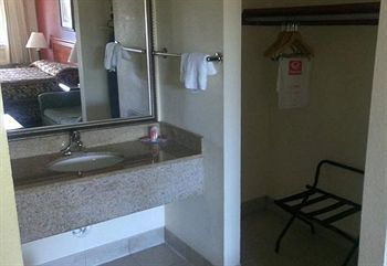 Econo Lodge Norwalk Exterior photo